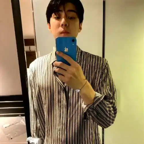 那些年吴世勋的对镜自拍合集!每一张都超有自己的感觉,别人模仿不来!