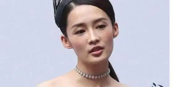 李沁活动素颜照脸上出现端倪网友比某些女明星强多了