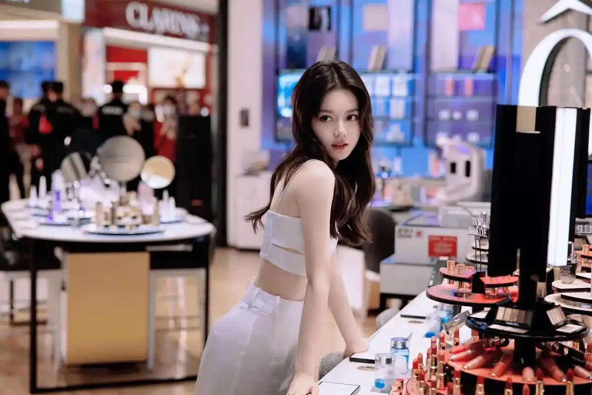 赵今麦这眼神这身材 绝了!可甜可媚 #美女 #赵今麦 #颜值 - 抖音