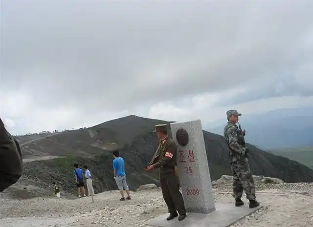 长白山天池界碑