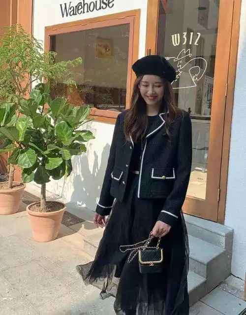 陈赫老婆好有网红感纱裙配上制服鞋看起来挺有模特风