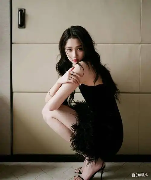 关晓彤穿黑色羽毛短裙大秀长腿!肤白貌美太性感撩人