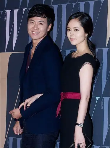 韩佳人连政勋夫妇亮相粉丝带举止亲昵秀甜蜜组图