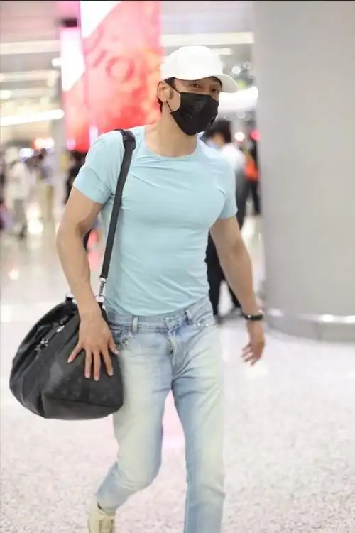 杨烁身材太好了吧身穿紧身t恤大秀肌肉一点不像快40岁的人