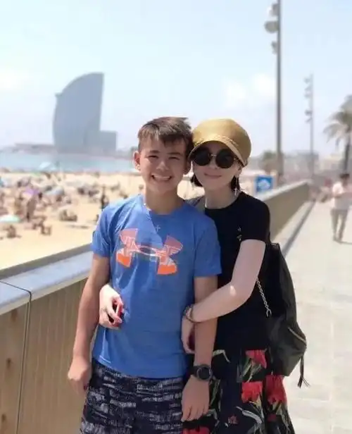 王琳与丈夫离婚后一个人陪着儿子长大如今咋样了