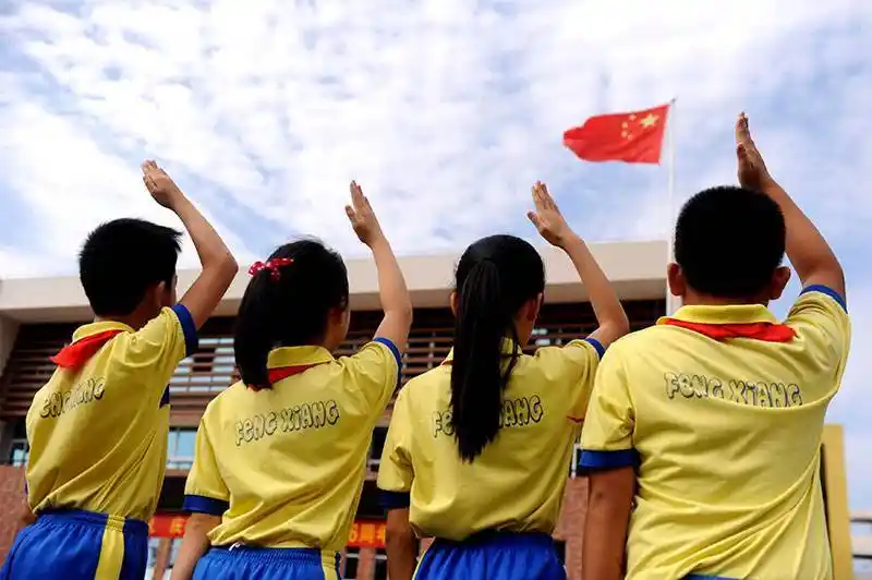 向鲜艳的五星红旗庄严敬礼廖俊林