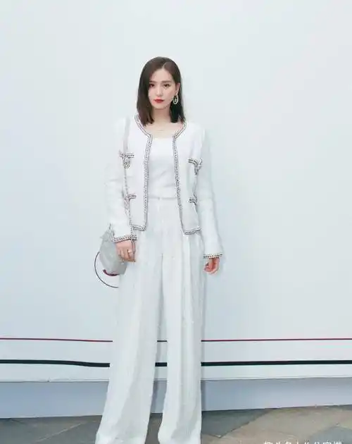 刘诗诗气质拿捏得太稳,黑色t恤配半身裙简约知性,高级洋气_t恤_造型