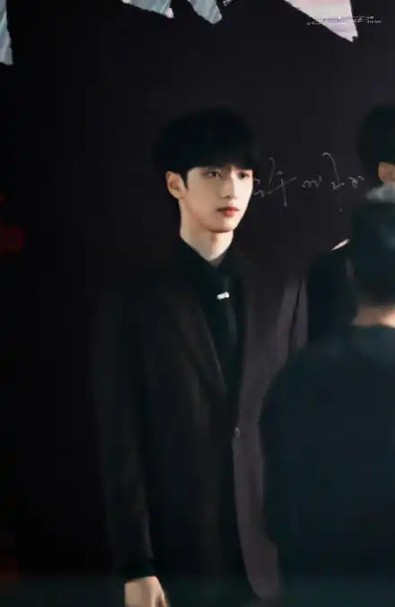 时代少年团全员黑西装亮相音乐盛典少年初长成的模样