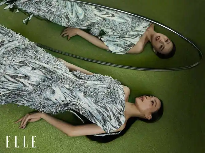 47岁舒淇登elle开季封面,一朵桃花挡住半身,穿吊带抹胸娇嫩欲滴_时尚