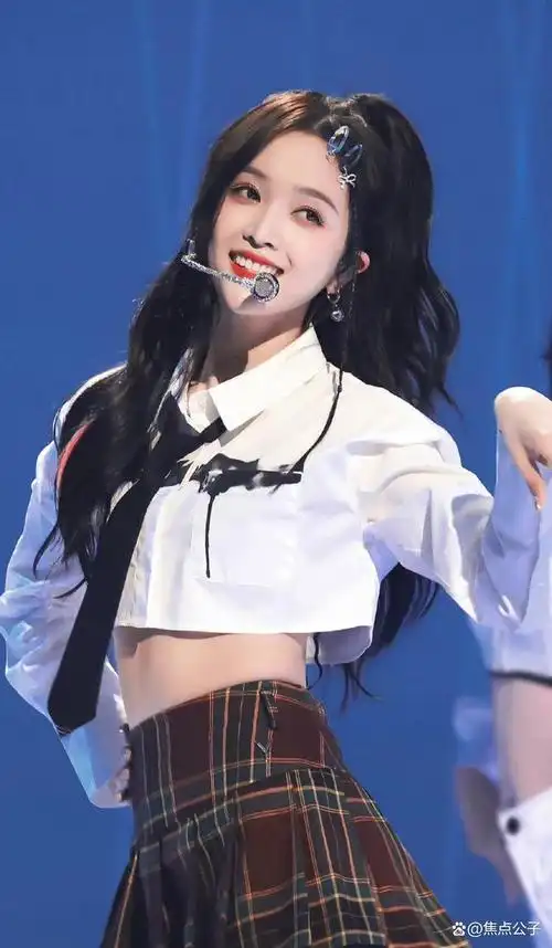 新年第一天,女艺人吴宣仪给大家发了一套新年自拍照,本来以为是收获