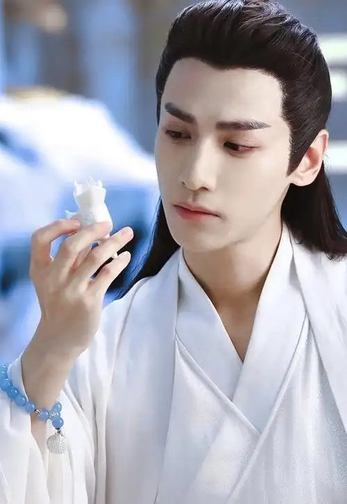 的白衣公子一样,气质高雅,风度翩翩,绝对也是"永远的神古装美男"呀!