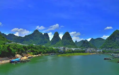 蓝天白云下的山水风景