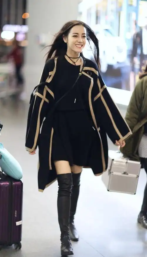 杨紫裸腿穿过膝长靴秀腿叫板杨幂