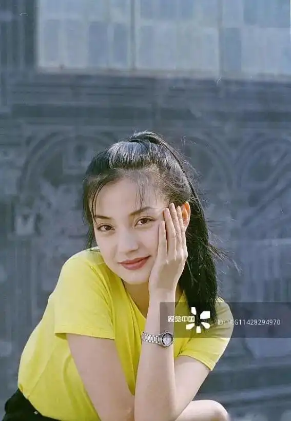 近日,有网友找出赵薇年轻时期的旧照,图中赵薇扎着高马尾,身着嫩黄色