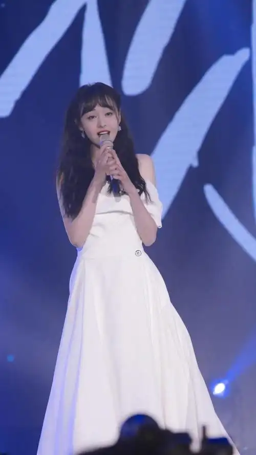 郑爽能不能不要这么美穿抹胸连衣裙出席头条时尚盛典气质惊艳