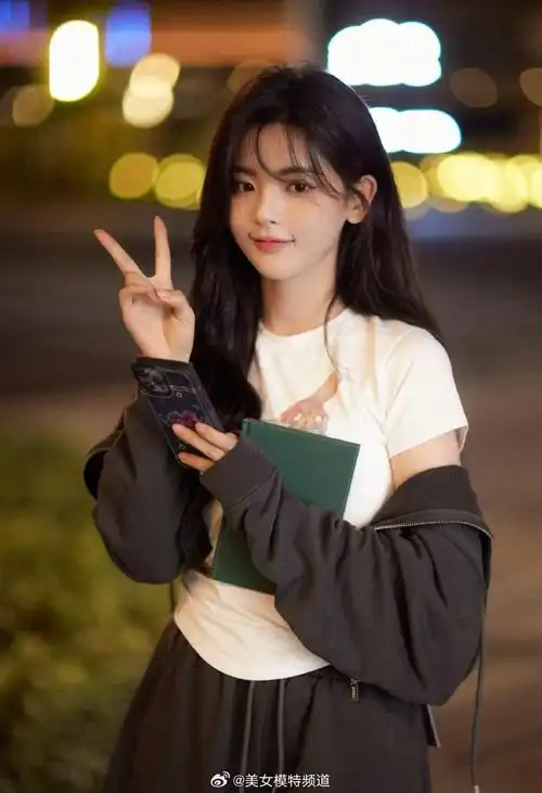 杨超越街头校园风写真温柔灵动手执书本秋日氛围感满满