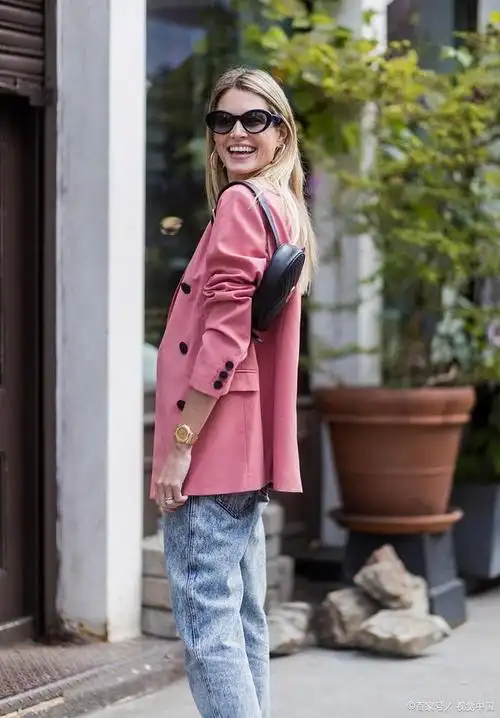 粉色西服外套怎么搭配衣服好看?
