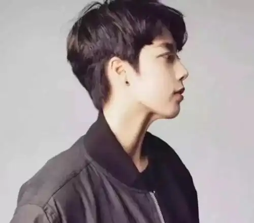 三七分两边铲发型