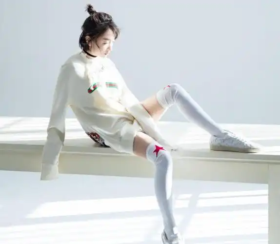 周冬雨太瘦了,穿印花半身裙配撞色小短靴,双腿细成焦点_网易订阅