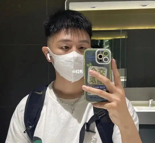 清爽又显年轻;首先把两边的头发渐层铲短,顶区的头发及刘海保留一定的