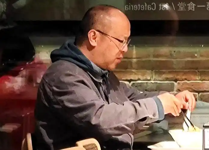 54岁窦唯近照曝光撞脸黄渤被曝拒绝参加酒会宁愿享用18元油泼面