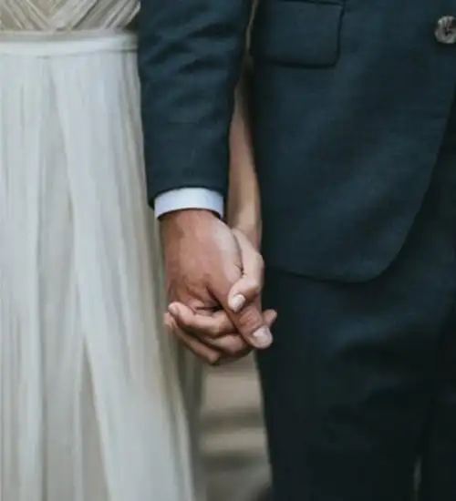 十指紧扣,下手臂交叉