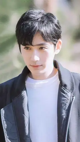 可不可以给我一些朱一龙的照片啊