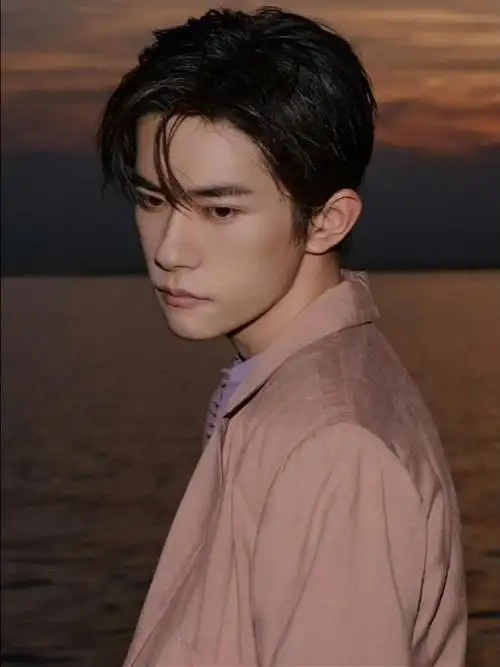 来品品易烊千玺侧颜线条,没有技巧的硬帅啊!