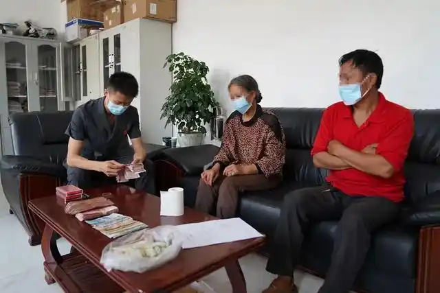 彝良县人民法院在执行一起机动车交通事故责任纠纷一案时,经执行干警