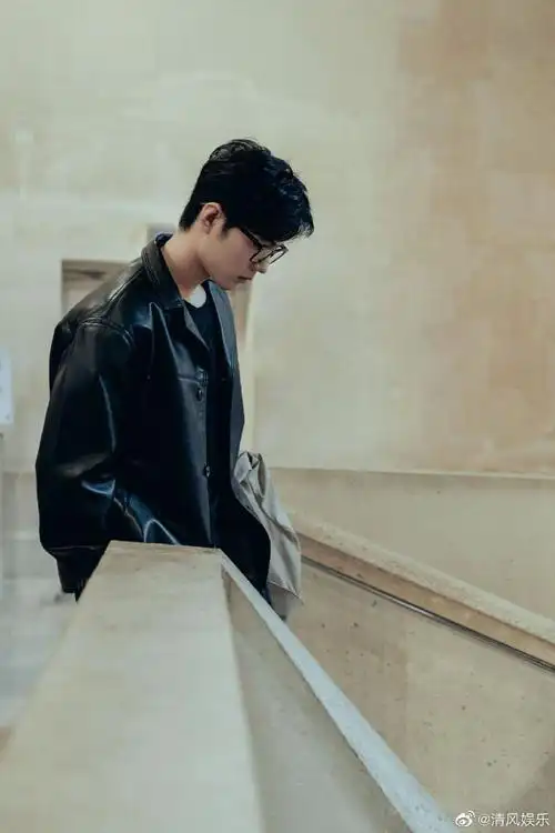 肖战卡其色风衣街头随拍##肖战欧洲记录plog