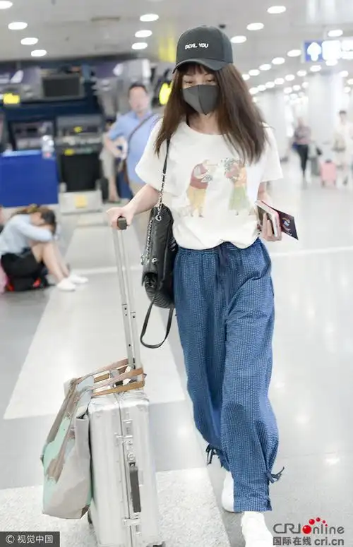 近日,姚笛独自一人现身首都机场,她口罩,帽子遮面,包裹严实显得