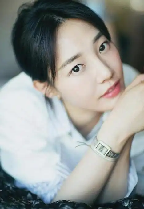 39岁白百何不幸严重受伤!拄拐忍痛坚持演出,敬业精神引网友热议