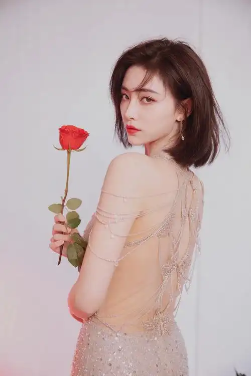 p>许佳琪(kiki),1995年8月27日出生于浙江省台州临海市,中国内地流行