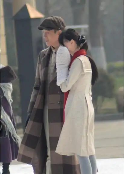 郑爽拍新剧戴厚毛绒手套,网友吐槽这是准备烤蛋糕吗?