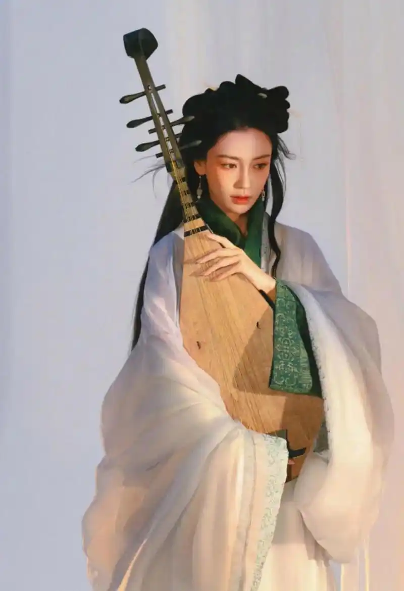 杨颖身着精美汉服,手持琵琶,宛如画中仙子.