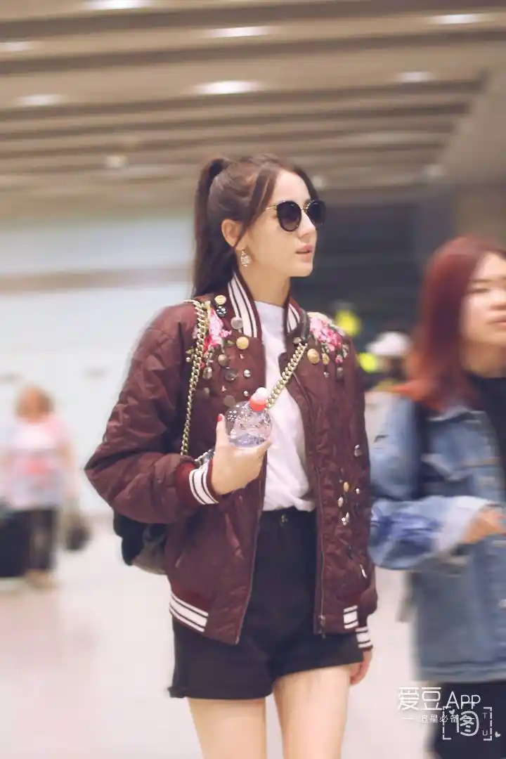 那年今日|迪丽热巴米兰飞北京抵达 长腿的劈叉式步伐风采依旧