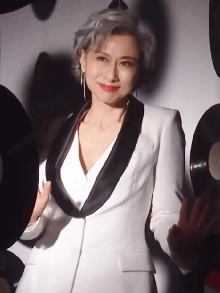 62岁的叶倩文老了也优雅:白发不染,妆发得体,比年轻人还要美