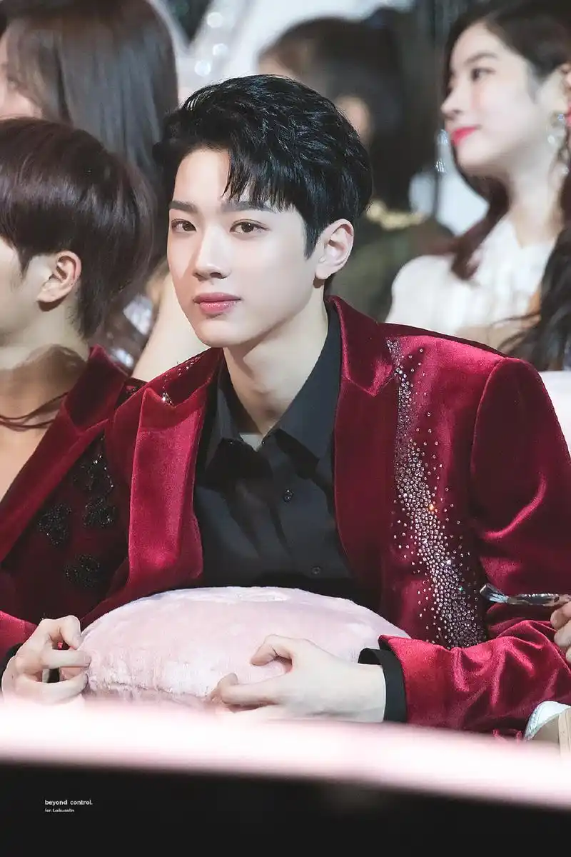 历史上的今天| 赖冠霖红色丝绒外套点燃金唱片舞台现场