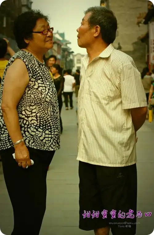 甜甜蜜蜜的老两口