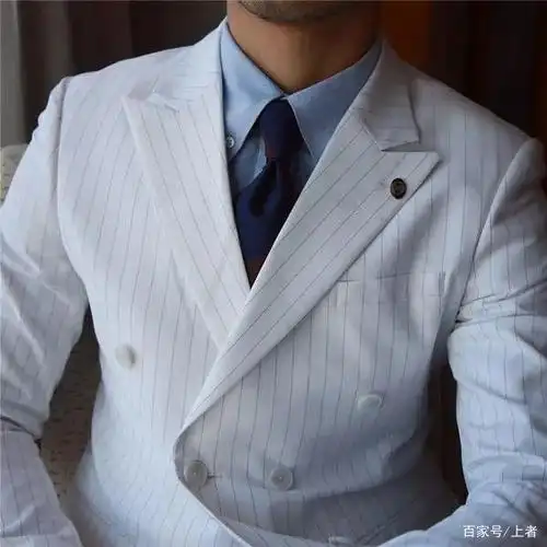 除了内搭白衬衫,像浅灰色,浅蓝色等浅色系衬衫都能和白色西装疵得