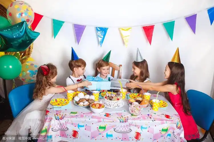 孩子们有趣的生日聚会在装饰的房间