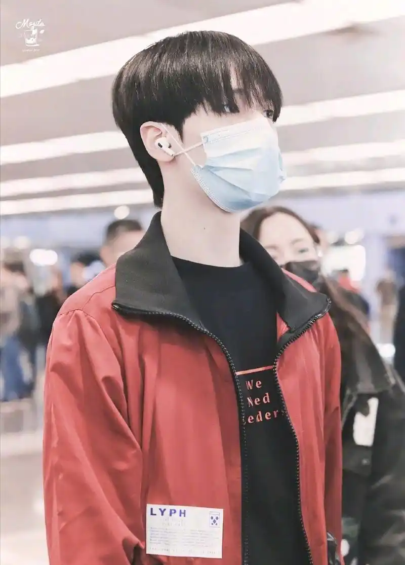 严浩翔机场照来啦,身着红黑色外套内搭黑色印花上衣,帅气十足