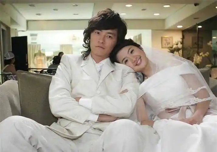 郑元畅林依晨再次合体,多年过去两人依旧拥有情侣感.