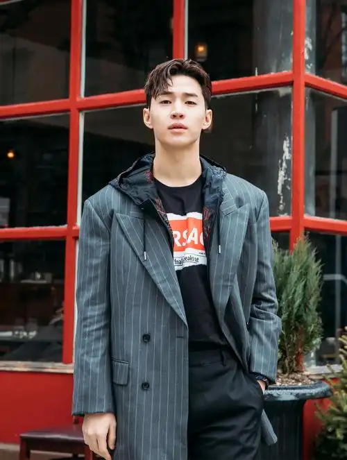 p>刘宪华(henry lau),1989年10月11日出生于加拿大,就读于伯克利音乐