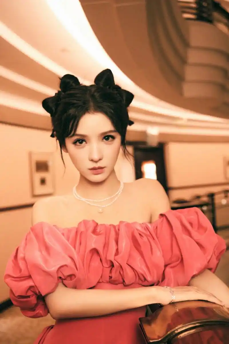 #张予曦# 一袭粉红色抹胸裙,肤白貌美的容颜,甜美清纯,窈窕曼妙的身材