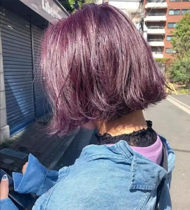 如果说夏日更适合浅灰紫色,那么秋冬就可以来一款暗葡萄紫,紫色是特别