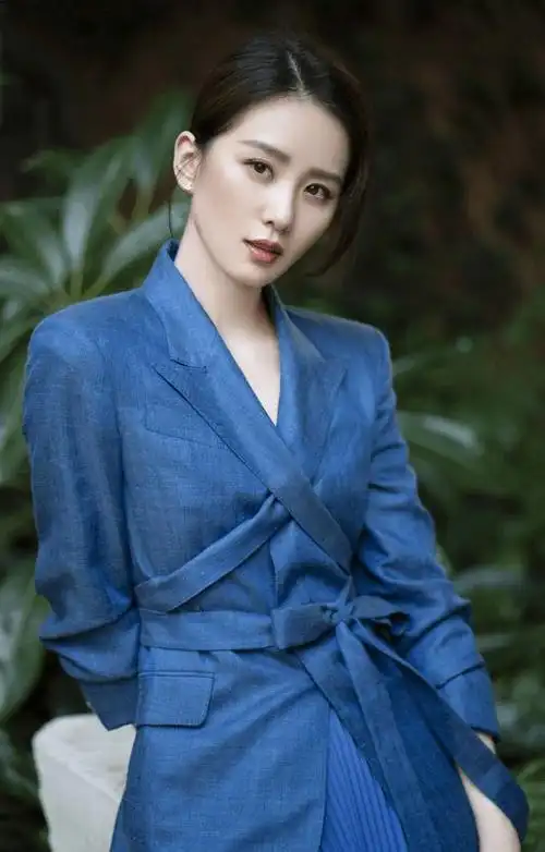 刘诗诗才是真"气质美",同色系西装搭百褶裙,简约却充满大牌范