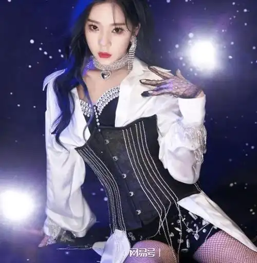 这样子的黑色丝袜也是勾勒出张紫宁迷人的双腿轮廓,同样也让张紫宁