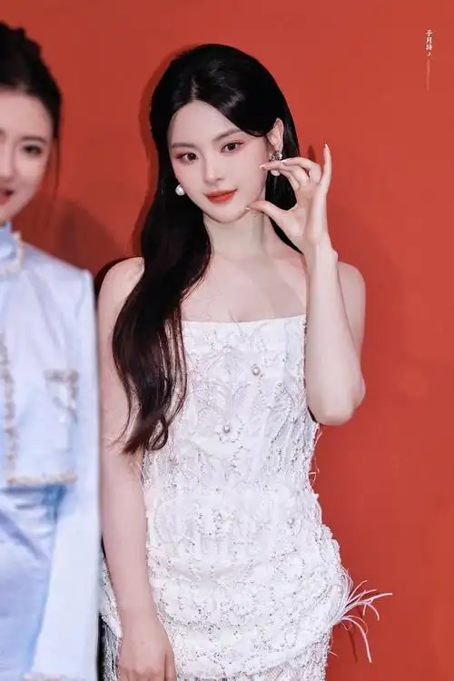 杨超越钉珠蕾丝裙##杨超越上海时装周