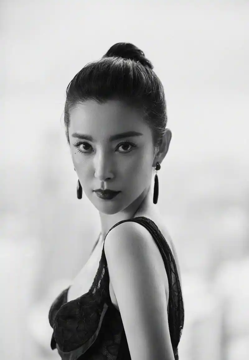 47岁李冰冰最新芭莎采访和小16岁男友感情稳定不怕被骗钱